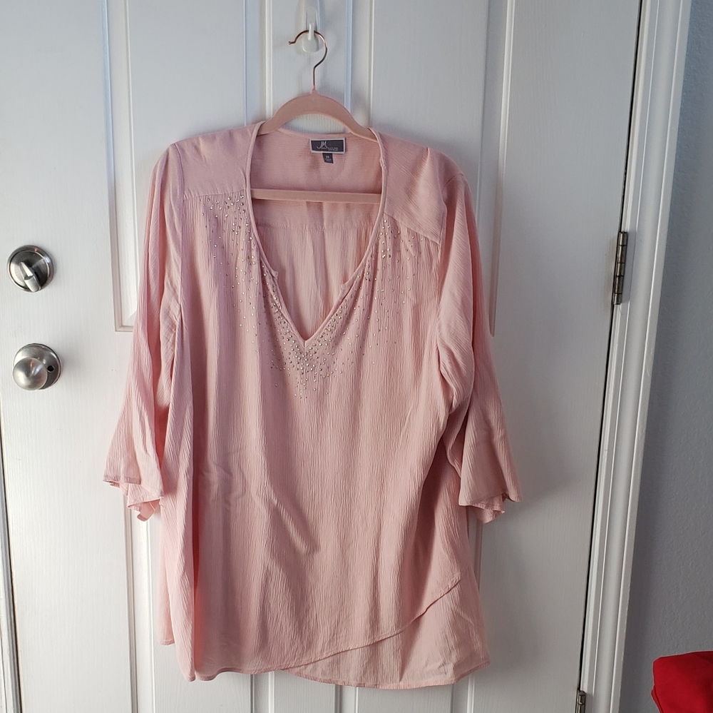 JM Collection tunic style top. Pink gauzy fabric v neck with metallic detail 2x